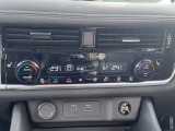 オートエアコン付ですので快適な車内温度を保てます。また全席シートヒーターも付いています。