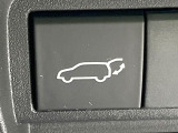 【ハンズフリーパワーバックドア】リアバンパー下部に足先を出し入れするだけでバックドアが自動で開閉♪両手が荷物でふさがっている時でもラクラク開閉操作が行えます!