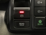 指先の操作でパーキングブレーキの「作動と解除」が行うことができる装備。ブレーキペダルから足を離しても停止し続けてくれるオートブレーキホールド機能。信号待ちなどの際には便利。ECO運転で低燃費走行♪