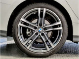 【BMWアロイホイル】軽量かつ強度に拘ったアロイホイル。走行性能ポテンシャルを引き出す設計。車の足元を引き締めてくれる大きなポイントはアロイホイルです。