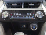 左右独立温度コントロールフルオートエアコンです。運転席、助手席それぞれで独立して温度設定ができます。冷え性の方が乗っても安心ですね♪