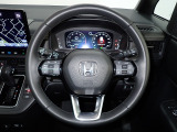 ハンドル左側にはオーディオ操作が出来るオーディオリモートコントロールスイッチ、右側にはHonda SENSINGとオートクルーズコントロールのスイッチを装備!