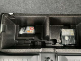 ラゲッジルーム下にエアポンプ・パンク修理剤・車載工具などがあります。
