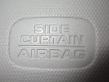 サイドカーテンエアバックシステムは、側面衝突時に大人から子供までさまざまな体格の乗員の頭部や頚部を広範囲で保護。特にセンターピラーへの頭部衝突を防ぐ展開性能を実現しています。