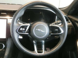 ステアリングホイールはレザー仕様。冬場には手元を温めてくれるヒーター付き。