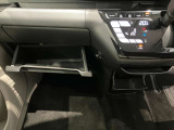 車検証入れになどにも使える便利な収納BOXあります。