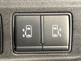 【両側パワースライドドア】スマートキーや運転席のスイッチで後席両側スライドドアの開閉が可能♪電動だから力を入れてドアを開ける必要が無く、小さなお子様でも簡単に開け閉めでき快適です♪