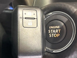【キーレススタートシステム】カバンやポケットに入れたままでもドアの施錠・解錠が可能なスマートキーを装備。エンジンのオン・オフ時もカギを取り出す必要が無いからとっても便利です♪