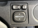 【電動格納ミラー】サイドミラーは電動格納式となっており、狭い駐車場でもキズがつくリスクを抑えられます。