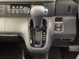 シフトはインパネシフト、パーキングブレーキは電子制御となっています。