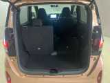 後部座席は分割でシートを倒すことができます。大きな荷物、ゴルフバックも積めます。上質で広々とした室内だから、みんなが心地よく車内で快適に過ごせます♪