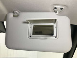 【運転席サンバイザー】鏡が付いているのでメイク直しなどにも便利★