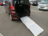 車いす等を簡単に乗せれるスロープ付き!