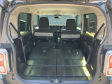 後席を全て倒して、荷物専用のスペースにした状態です。これなら長いものも積めますし、ご旅行や趣味に活用できますね。