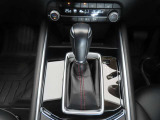 CX-5のシフトレバーです。MTモード付きの6ATで、しなやかな走りを支えます。