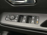 電動格納式ドアミラースイッチに、パワーウィンドウは、スイッチ操作で簡単に窓の開閉ができるため、非常に便利な機能!