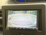 【バックカメラ】駐車時に後方がリアルタイム映像で確認できます。大型商業施設や立体駐車場での駐車時や、夜間のバック時に大活躍!運転スキルに関わらず、今や必須となった装備のひとつです!
