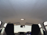 【室内天張り】天井も目立つ汚れはなく、清潔感のある状態です。明るい印象の車内で、圧迫感なくリラックスして過ごせます。大切に乗られてきたことが伝わる、コンディションの良さが自慢の室内空間です。