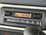 【オートエアコン】一度お好みの温度に設定すれば、車内の温度を検知し風量や温度を自動で調整。暑い&hellip;寒い&hellip;と何度もスイッチ操作をする必要はありません。快適な車内空間には必須の機能ですね♪
