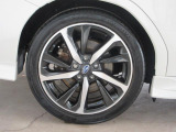 右後 アルミホイールは、カッコイイだけではなく、燃費にも影響するアイテムなんですよ!「*ホイールロックナットは展示用です」
