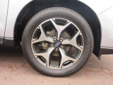 右前 18インチアルミホイール タイヤサイズは、225/55R18です。「*ホイールロックナットは展示用です」