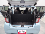 【ラゲッジルーム】**開口部が広く、荷物の出し入れもスムーズです。後部座席を倒せば広いスペースが確保でき、買い物やレジャーなど日常の様々なシーンで柔軟に活躍してくれる実用性が魅力。