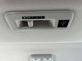 車内の空気を循環し後席まで素早く快適にしてくれるシーリングファン(プラズマクラスター搭載)♪暑い季節もムラなく涼しく、快適さがUP!エアコン前に扇風機を置くと効率が良いと言われる、あの発想ですw