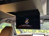【13.2型フリップダウンモニター】大画面モニターで後席でもエンタメをお楽しみいただけます。小さなお子様にも大人気の装備です♪