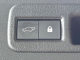 【パワーバックドア】スマートキーや運転席のボタンを押すだけでリアゲートが自動で開閉します!荷物を持っている時や、高い位置にあるバックドアを閉める際に便利な機能です♪