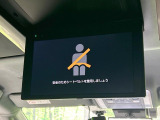 【後席モニター】家族や友人とお出かけする機会が多い方に大人気の後席モニターを装備!見やすい位置に画面がありテレビやDVDの視聴も快適!友達もお子様も、後席にしか乗らなくなるかも??