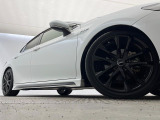 【TRD19インチアルミホイール】純正オプションホイールを装着。走行性能の向上に加え、外観もよりスタイリッシュになっています。