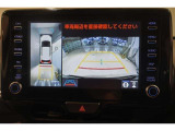 パノラミックビューモニター付きです。車両を上から見たような映像をディスプレイ画面上に表示。運転席からの目視だけでは見にくい、車両周辺の状況をリアルタイムでしっかり確認できます。