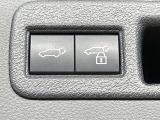 【パワーバックドア】スマートキーや運転席のボタンを押すだけでリアゲートが自動で開閉します!荷物を持っている時や、高い位置にあるバックドアを閉める際に便利な機能です♪
