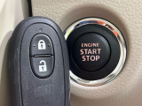 【キーレススタートシステム】カバンやポケットに入れたままでもドアの施錠・解錠が可能なスマートキーを装備。エンジンのオン・オフ時もカギを取り出す必要が無いからとっても便利です♪
