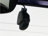 ◆リアにもドライブレコーダーを装備しております◆映像・音声などを記録する自動車用の装置です。もしもの事故の際の記録はもちろん、旅行の際の思い出としてドライブの映像を楽しむことができます。
