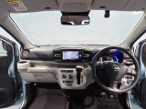 【インパネ全景】視界が広く、運転しやすい設計の運転席回りです。シンプルで使い勝手の良いレイアウトは、日々の運転を楽しくサポートしてくれます。清潔感があり、心地よい空間が保たれています。