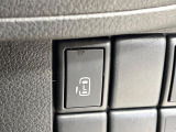 【パワースライドドア】スマートキーや運転席のスイッチでスライドドアの開閉が可能♪電動だから力を入れてドアを開ける必要が無く、小さいお子様でも、重い荷物を持っている時もラクに開け閉めできます♪
