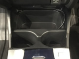 運転席と助手席の間にはドリンクホルダーが付いています。ちょうど手の届く所にありますので、とっても便利です♪