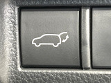 【ブラインドスポットモニター】走行中、ドアミラーの死角になりやすい箇所に後続車が接近するとサイドミラーのレンズに警告を表示!ドライバーに注意喚起をしてくれます。