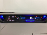 中央にデジタル表示のスピードメーターを配したハイブリット専用メーターになっています。左側のインフォメーション画面で燃費などの情報を確認できます。