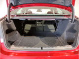 ☆BMWは大きな荷物を積む際、トランクから後席を倒していただくことが可能です。なのでわざわざ後席のドアを開けて後席を倒しに行く必要は御座いません☆