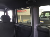 後席には、日射しのさしこみをやわらげてくれるロールサンシェイドが付いています。