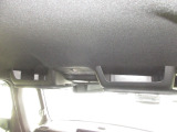 運転席と助手席の上にルーフコンソールを装備しています。室内空間を有効活用出来てとても便利です♪