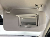 【運転席サンバイザー】鏡が付いているのでちょっとした化粧直しなどに便利!