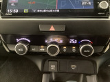 オートエアコンがついてますので、お好みの温度をセットするだけで風の強さや風量を自動で調整します。スイッチやダイヤル類も簡単操作で快適に過ごせます。