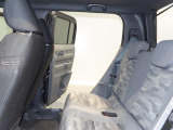 後部座席もリラックスできる車内空間になっております。足元は広々?♪