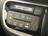 【オートエアコン】一度お好みの温度に設定すれば、車内の温度を検知し風量や温度を自動で調整。暑い&hellip;寒い&hellip;と何度もスイッチ操作をする必要はありません。快適な車内空間には必須の機能ですね♪