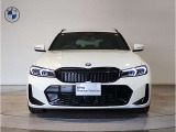 【BMWの伝統-1】BMWの特徴的な&ldquo;キドニーグリル&rdquo;は、80年以上続く伝統の形でございます。変わらないこだわりのデザインが、プレミアムブランド&ldquo;BMW&rdquo;を創り出します。
