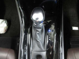 マニュアルシフトにも見えるスポーツテイストのシフトレバーです。