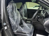高級感あるコンビシートを採用しており、長時間の運転も疲れにくいです。8WAY移動ができるパワーシートとなっています♪